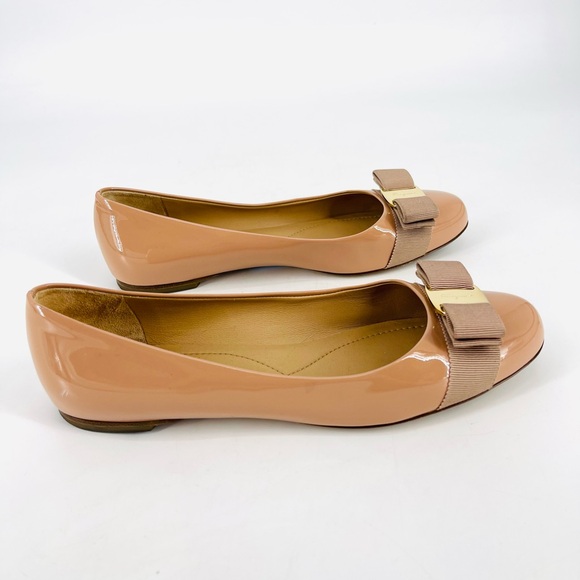 Salvatore Ferragamo Varina Patent Leather Flats 8 Nude Beige Gold Bow Preppy - Picture 4 of 16